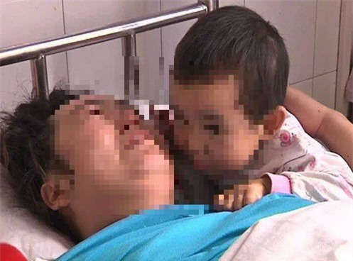 Nhói lòng bé trai 3 tuổi ngồi khóc bên thi thể cha