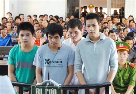 Nhóm thanh niên ngồi tù vì tiếng nẹt pô xe máy