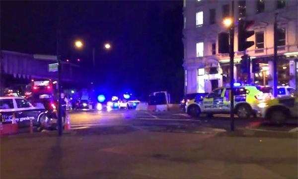 Nóng: Tấn công bằng dao gần hiện trường vụ đâm xe tải ở Anh