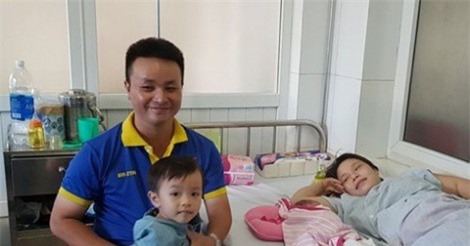 Hi hữu chồng đỡ đẻ cho vợ ngay trên xe taxi