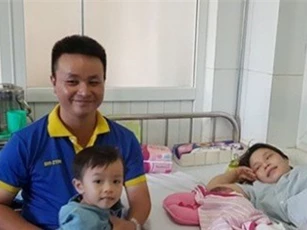 Hi hữu chồng đỡ đẻ cho vợ ngay trên xe taxi