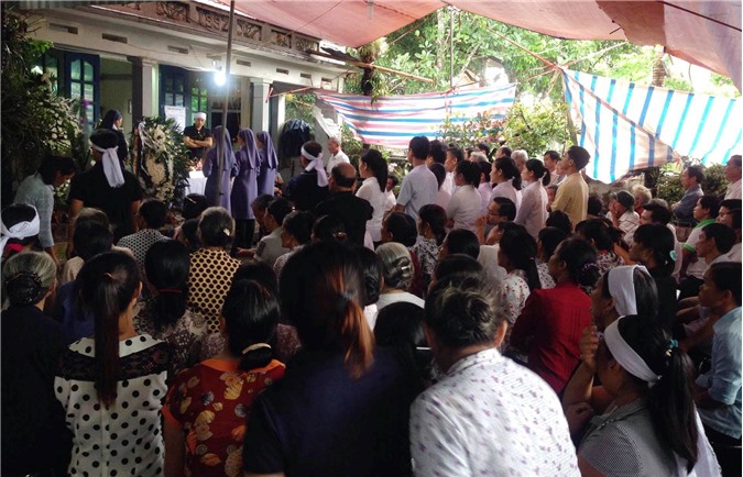 N&#x1EEF; gi&#xE1;m th&#x1ECB; b&#x1ECB; t&#xE0;i x&#x1EBF; s&#xE1;t h&#x1EA1;i: Kh&#x103;n tang ph&#x1EE7; tr&#x1EAF;ng qu&#xEA; ngh&#xE8;o