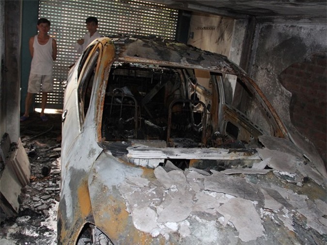 Ô tô bất ngờ bốc cháy, cả gia đình tháo chạy giữa đêm