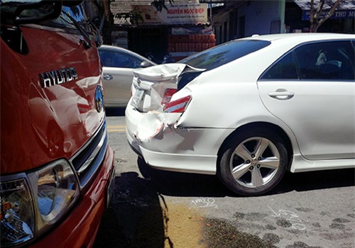 Ôtô phanh gấp gây tai nạn liên hoàn, dầu tràn lênh láng ra quốc lộ