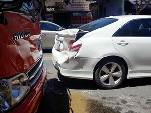 Ôtô phanh gấp gây tai nạn liên hoàn, dầu tràn lênh láng ra quốc lộ