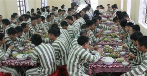 Phạm nhân được gửi tiền về nhà, được gặp vợ hoặc chồng tại phòng riêng