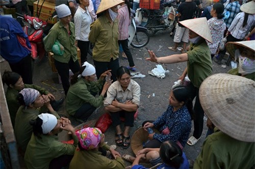 Hình ảnh phụ nữ kéo xe, gánh hàng thuê để mưu sinh ở chợ Long Biên