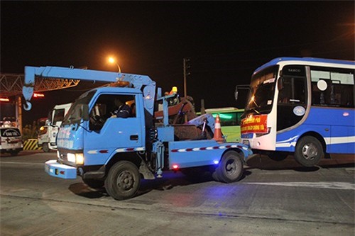 Phản đối phân luồng, hàng chục xe khách bị cẩu trong đêm