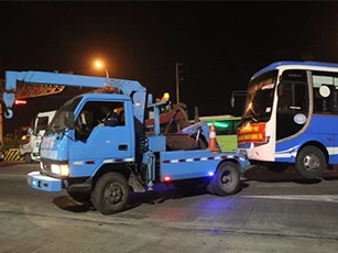 Phản đối phân luồng, hàng chục xe khách bị cẩu trong đêm