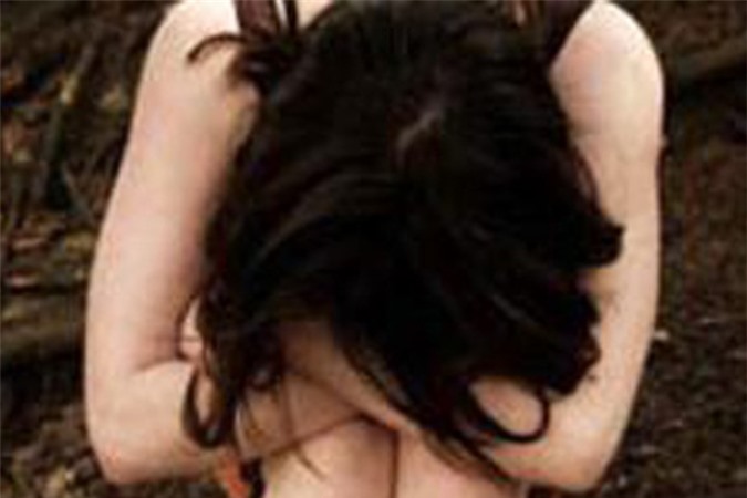 Phẫn nộ cha dượng đồi bại cưỡng hiếp con gái 8 tuổi