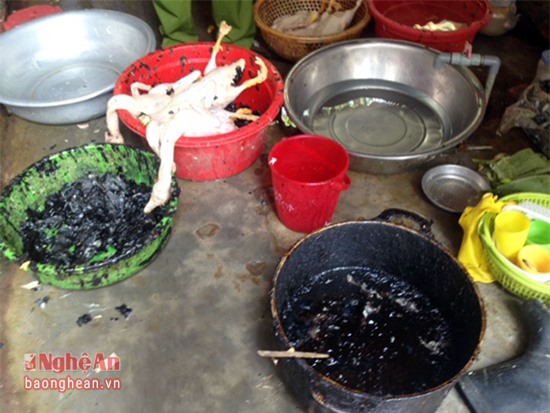 Bắt quả tang cơ sở giết mổ gia cầm dùng hóa chất