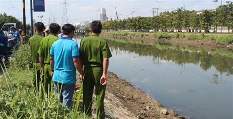 Phát hiện thi thể phụ nữ đang phân hủy tại kênh dọc xa lộ Hà Nội