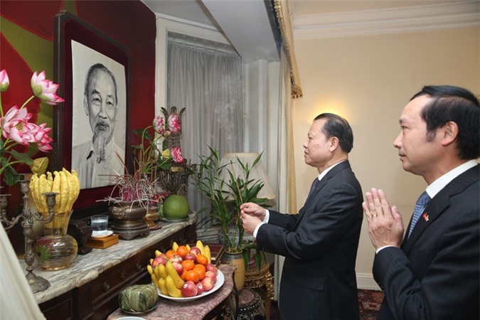 Phó Thủ tướng Vũ Văn Ninh thăm Đại sứ quán Việt Nam tại Anh