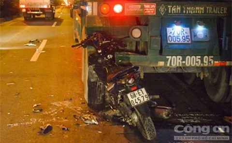 Phóng nhanh đâm thẳng vào container đang đỗ, nam thanh niên tử vong