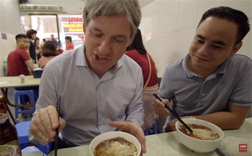 Phóng viên nước ngoài thưởng thức bún chả "Obama"