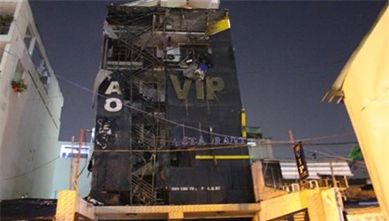 Quán karaoke bốc cháy, hàng chục người tá hỏa chạy nạn