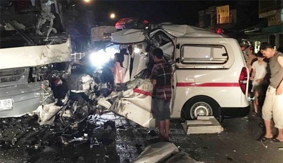 Xe cấp cứu nát bét đầu sau tai nạn, 10 người thương vong