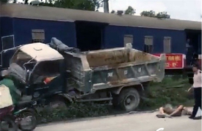 Quảng Ninh: Xe tải tông trực diện tàu hỏa, lái xe nguy kịch