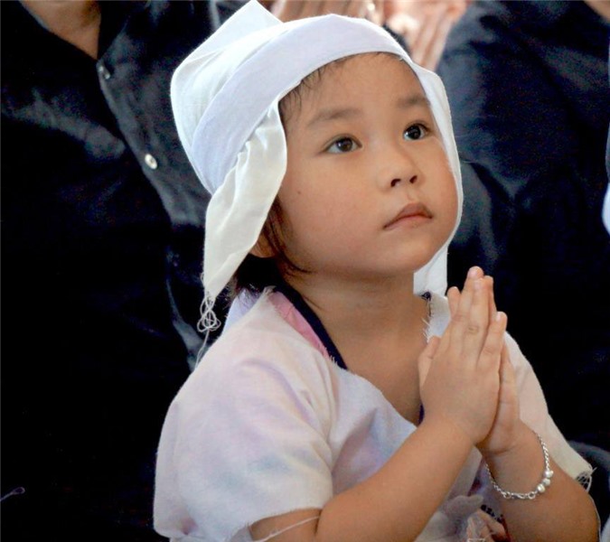 Rớt nước mắt hình ảnh vợ và con gái trong lễ tang Đại tá Trần Quang Khải 