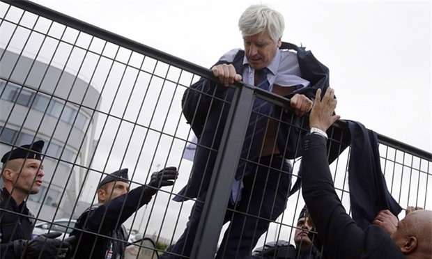 Sa thải 2900 nhân viên, lãnh đạo Air France bị chặn đường, xé áo tơi tả