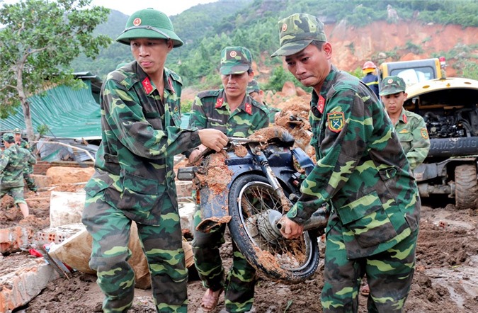 Sạt lở núi ở Nha Trang: Chùm ảnh chiến sĩ vật lộn tìm kiếm nạn nhân