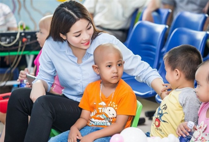 Hoa hậu Kỳ Duyên giản dị xinh tươi tặng quà trung thu cho bệnh nhi