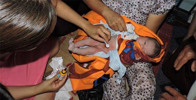 Sinh viên đẻ con xong vứt bên vệ đường rồi giả vờ "nhặt được"