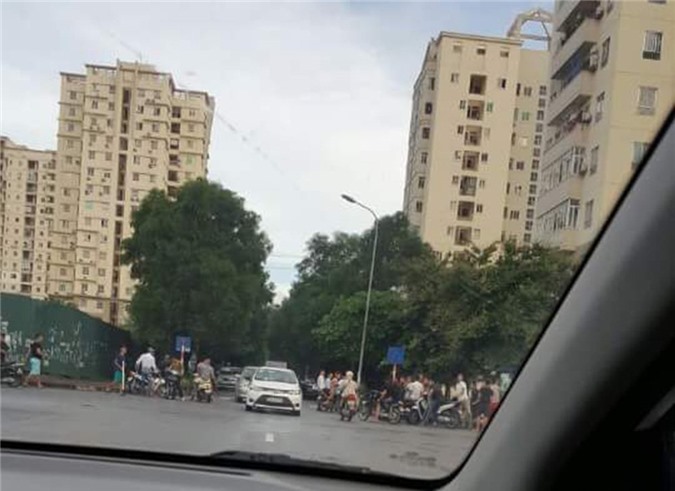 Sốc: 40 thanh niên vác dao, kiếm tụ tập giữa Thủ đô