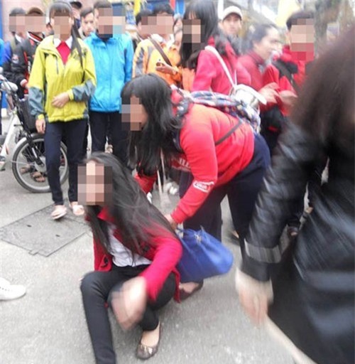 Sốc: Nữ sinh lớp 10 bị đánh hội đồng trước cổng trường