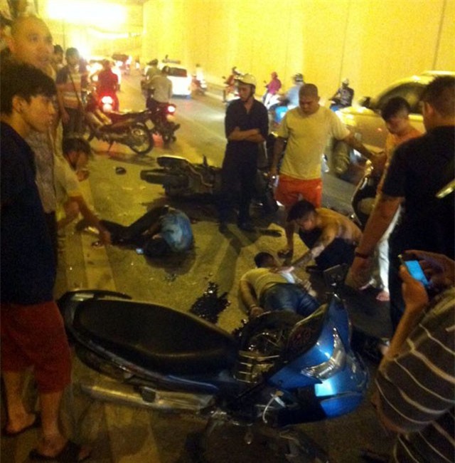 Tai nạn giao thông ở hầm Kim Liên: Hai thanh niên thương vong