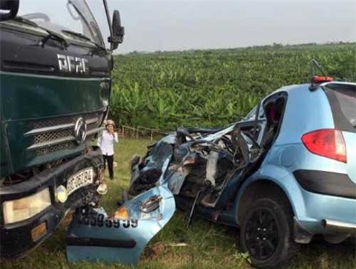 Tai nạn giao thông ở Hưng Yên: Taxi biến dạng, 2 người tử vong