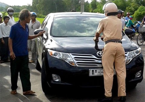 Tài xế hất văng CSGT từ nắp capo xuống đường