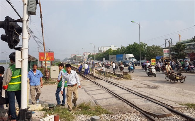 Tàu hỏa đâm ô tô ở Hà Nội: Nhân chứng kể phút kinh hoàng