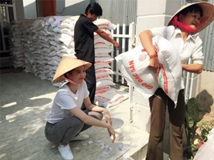 Thăm tỷ phú Hoàng Kiều, Ngọc Trinh về quê từ thiện 16 tấn gạo