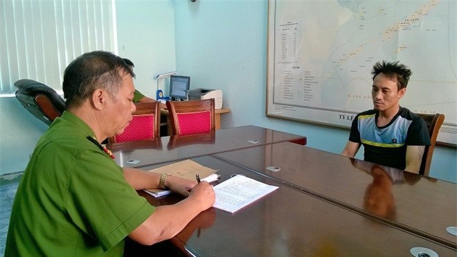 Thanh niên ngáo đá cầm súng dọa giết người