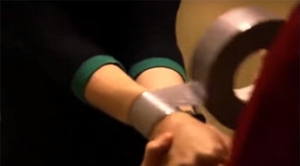 Trộm táo tợn xông vào nhà, trói tay gia chủ để cướp của