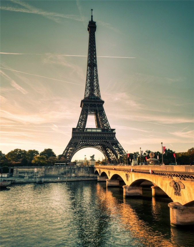 Tháp Eiffel đột ngột đóng cửa vì báo động có khủng bố