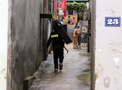 "Thót tim" cảnh vây bắt kẻ nổ súng bắn Phó công an phường