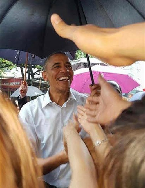 Tổng thống Obama ghé quán trà đá trú mưa 