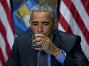 Tổng thống Obama uống nước tại thành phố bị nhiễm chì trấn an người dân