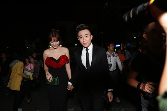 Trấn Thành - Hari Won quấn quýt bên nhau ra mắt phim