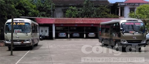 Tranh giành làn đường, hai tài xế xe khách lao vào "huyết chiến"