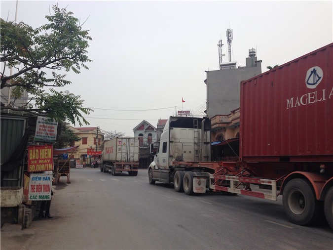 Người dân "sống trong sợ hãi" vì xe container trốn phí QL5