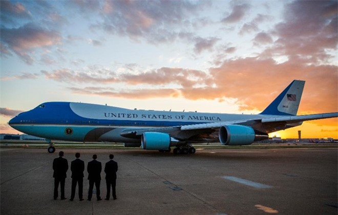 Trump chê Air Force One giá cắt cổ, cổ phiếu Boeing "bốc hơi" 1 tỷ USD