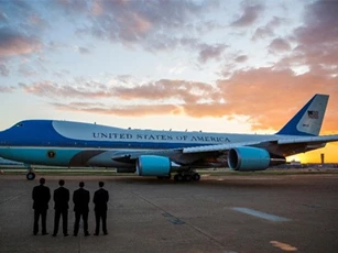 Trump chê Air Force One giá cắt cổ, cổ phiếu Boeing "bốc hơi" 1 tỷ USD