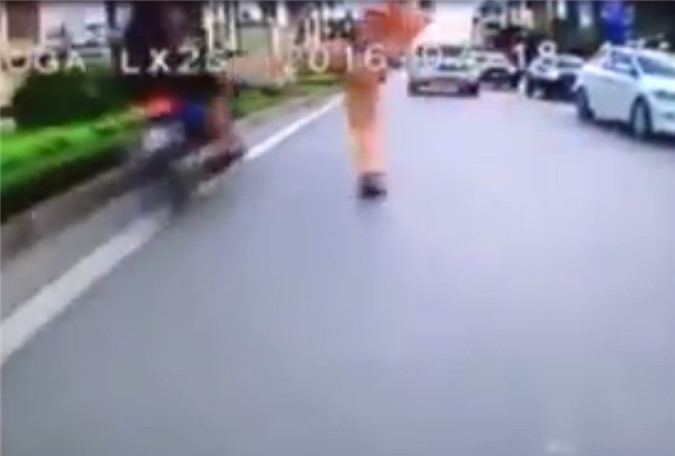 Trung úy CSGT "giơ chân" nói gì về việc xô ngã người vi phạm?