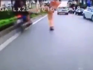 Trung úy CSGT "giơ chân" nói gì về việc xô ngã người vi phạm?