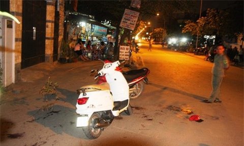 Va chạm trên đường, đôi trai gái rút dao đâm gục nam thanh niên 