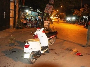 Va chạm trên đường, đôi trai gái rút dao đâm gục nam thanh niên
