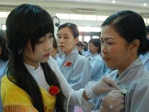 Vì sao xuất hiện "bông hồng cài áo" trong ngày lễ Vu Lan?
